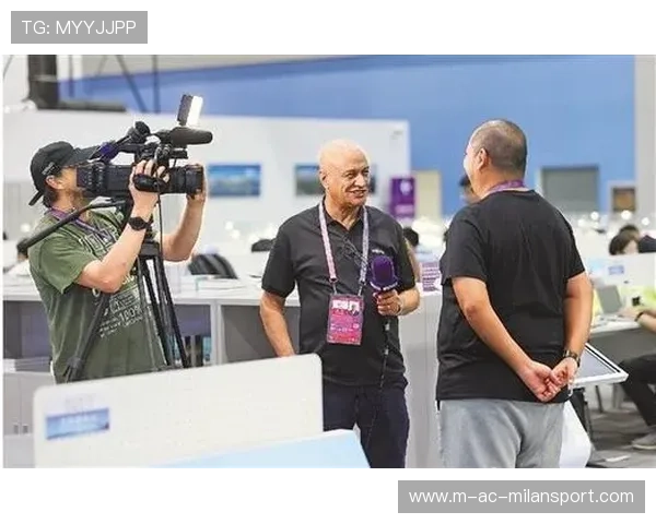 体育新闻中心记者连线现场，体育专栏记者